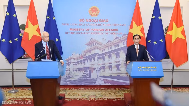 El ministro de Relaciones Exteriores de Vietnam, Bui Thanh Son y el vicepresidente de la CE y alto representante de la UE para Asuntos Exteriores y Política de Seguridad, Josep Borrell Fontelles luego de la conversación (Foto: baoquocte.vn)