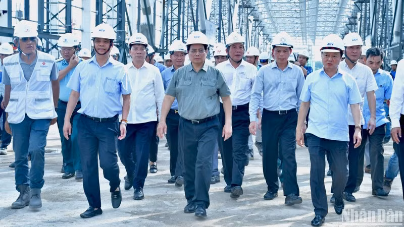 El primer ministro Pham Minh Chinh examina la construcción de la Terminal T3 del Aeropuerto Internacional de Tan Son Nhat en Ciudad Ho Chi Minh el 10 de agosto. 