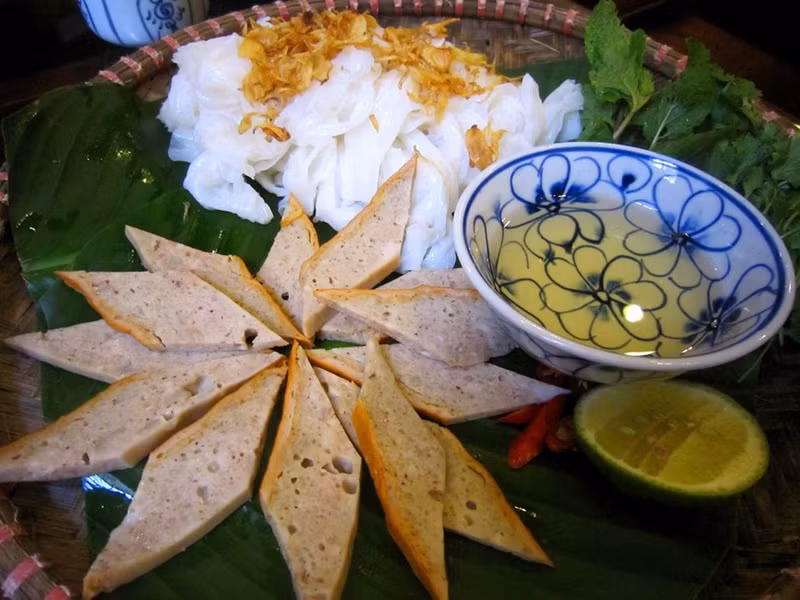 Banh cuon Hanoi se dividen en dos tipos: con relleno y sin relleno. Por lo general, los rollos Thanh Tri están sin relleno, con una capa fina y se sirven con jamón vietnamita de sabor a canela.