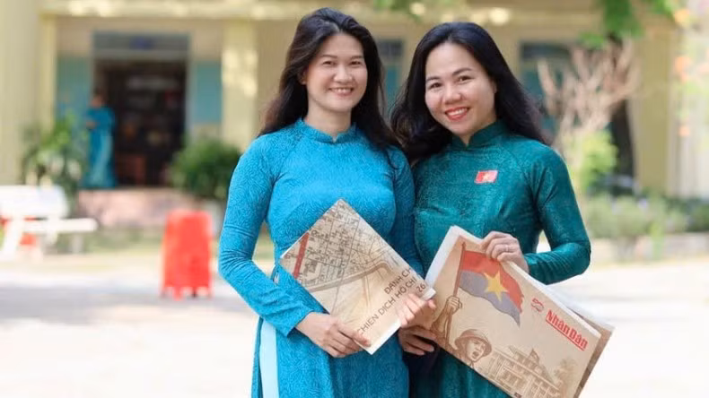 Maestras de la ciudad de Bien Hoa reciben el suplemento.