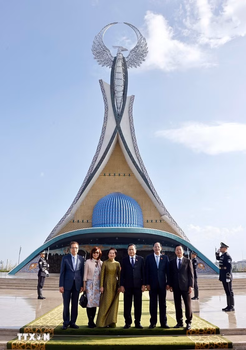 Thanh Man, su esposa, y los delegados vietnamitas en el sitio.