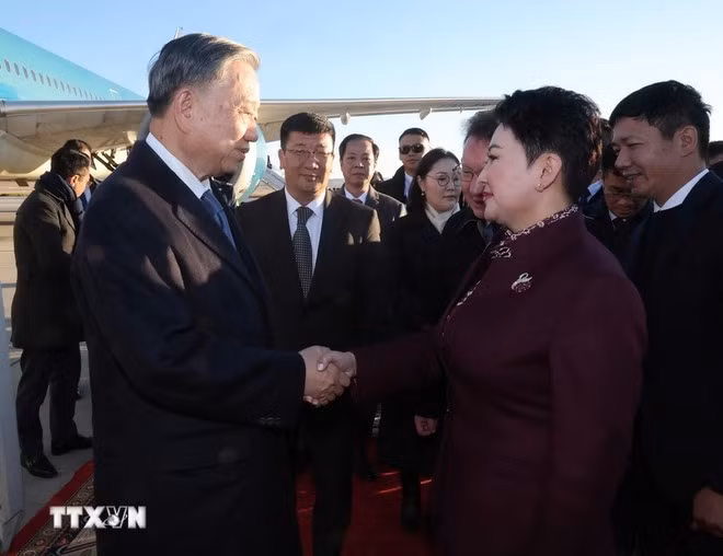 La ministra de Relaciones Exteriores de Mongolia, B. Battsetseg, despide al secretario general del Partido Comunista y presidente de Vietnam, To Lam. (Foto: VNA)