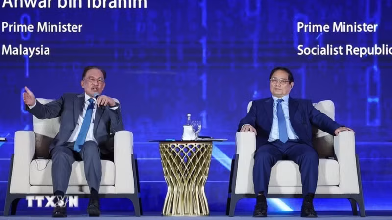 El primer ministro de Vietnam, Pham Minh Chinh, (derecha) y su homólogo malasio, Anwar Ibrahim, en el evento. (Foto: VNA)