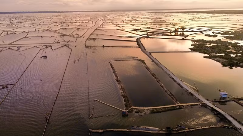 La superficie de la laguna Chuon resplandece al amanecer. 