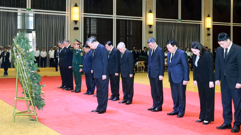 El secretario general del Partido Comunista de Vietnam, To Lam, al frente de una delegación de alto rango del Partido y del Estado del país, rinde homenaje al exdirigente laosiano. (Foto: VNA)