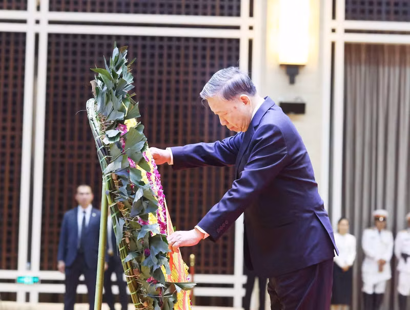 El secretario general del Partido Comunista de Vietnam, To Lam, rinde homenaje al exdirigente laosiano. (Foto: VNA)