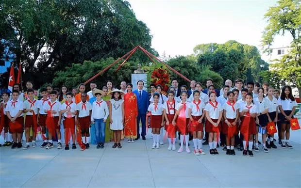 El viceprimer ministro vietnamita Tran Hong Ha y delegados en el Parque Ho Chi Minh.