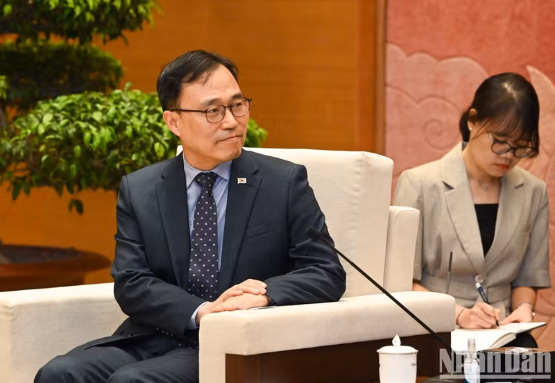 El embajador surcoreano interviene.