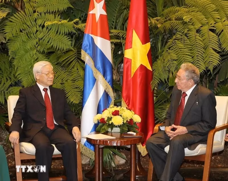 El secretario general Nguyen Phu Trong sostiene conversaciones con el primer secretario del Comité Central del Partido Comunista de Cuba, Raúl Castro, el 29 de marzo de 2018 en La Habana. (Foto: Tri Dung -VNA)