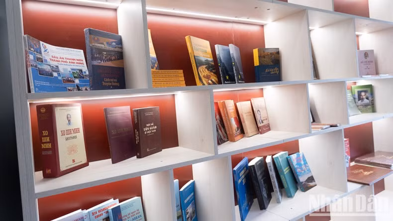 Libros sobre Vietnam y el Presidente Ho Chi Minh exhibidos en el museo.