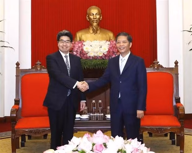 El miembro del Buró Político y jefe de la Comisión de Asuntos Económicos del Comité Central del PCV, Tran Tuan Anh, y Hayashi Nobumitsu, gobernador del Banco Japonés para la Cooperación Internacional. (Fotografía: VNA)
