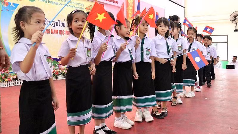 Los alumnos de la escuela bilingüe laosiana-vietnamita Nguyen Du en el evento. 