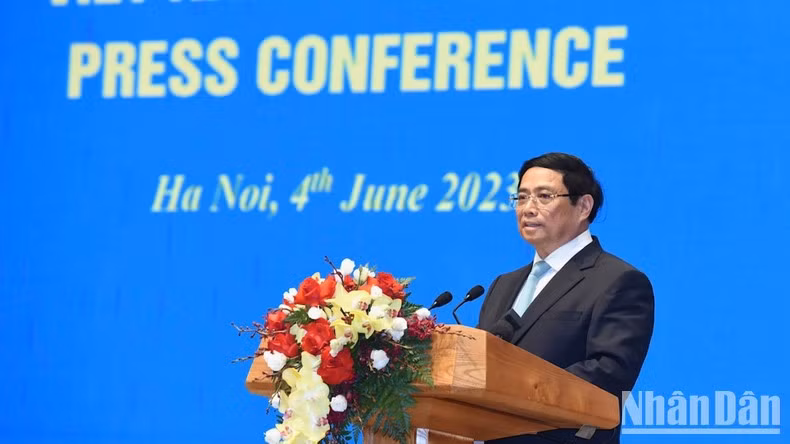 Minh Chinh interviene en la rueda de prensa.