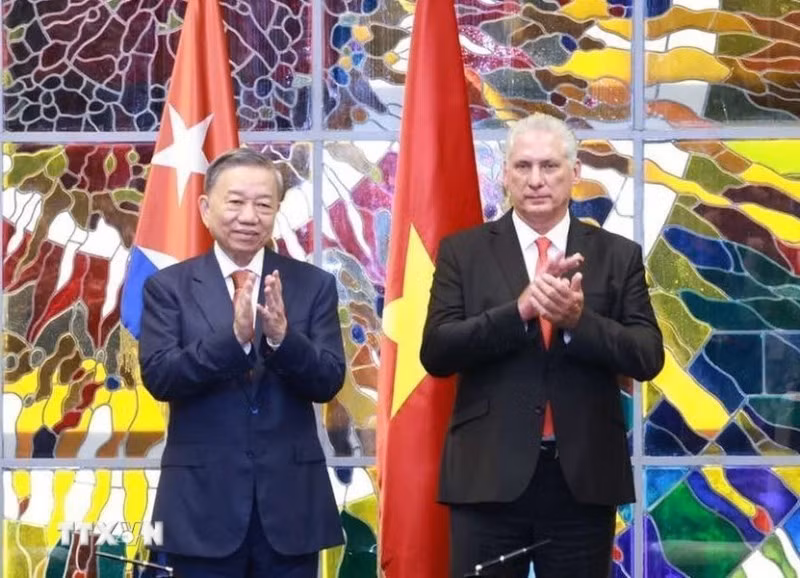 El secretario general del Partido Comunista y presidente de Vietnam, To Lam, y su par cubano, Miguel Díaz-Canel Bermúdez, en la ceremonia.