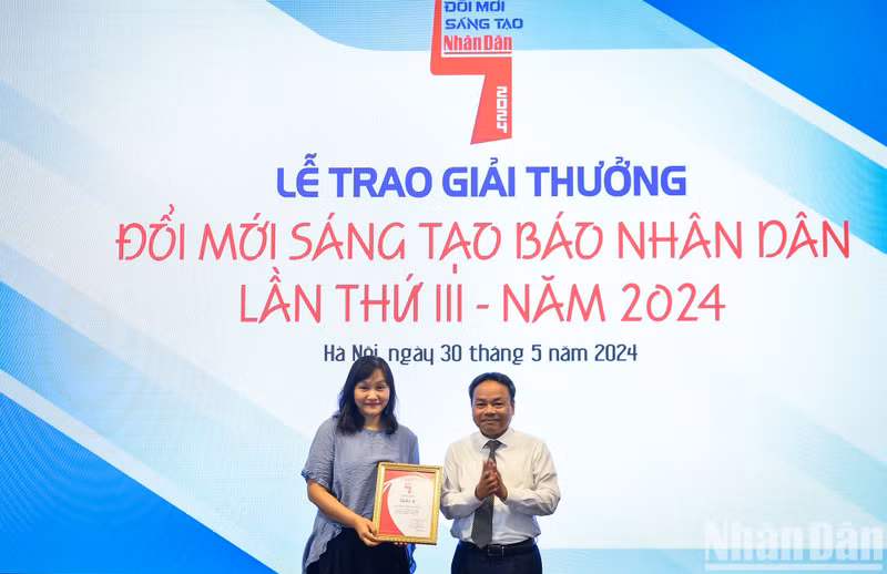Nhu Hoan entrega el premio A a la Redacción Nhan Dan Fin de Semana. Nhu Hoan entrega el premio A a la Redacción Nhan Dan Fin de Semana.