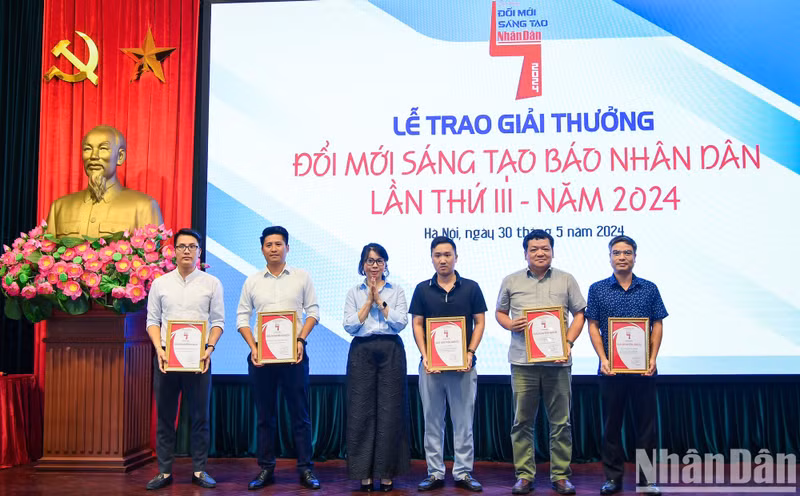 Phan Thanh Phong, jefa de la Redacción Nhan Dan Mensual y vicepresidenta de la Asociación de Periodistas del periódico Nhan Dan, entrega premios de consolación a los grupos de autores. Phan Thanh Phong, jefa de la Redacción Nhan Dan Mensual y vicepresidenta de la Asociación de Periodistas del periódico Nhan Dan, entrega premios de consolación a los grupos de autores.