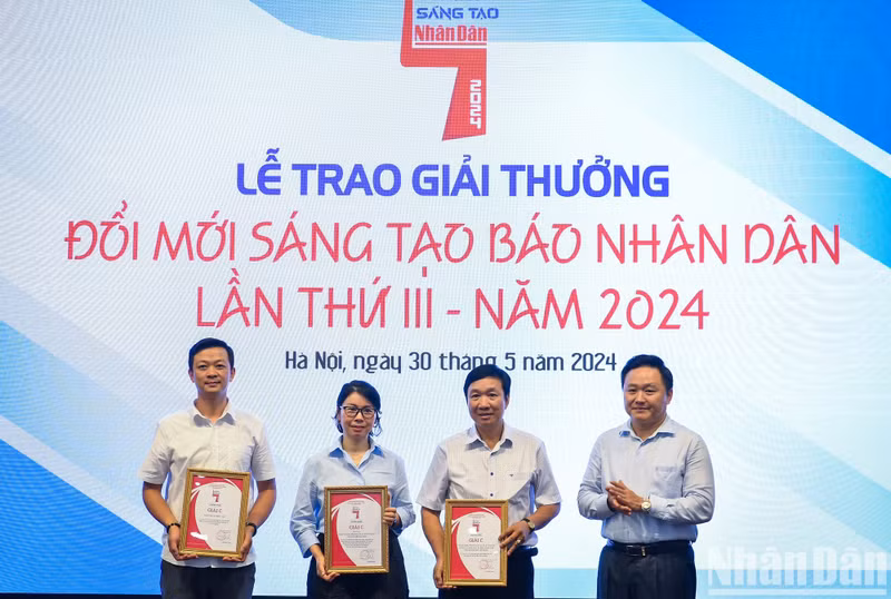 Phan Van Hung, miembro del Comité Permanente del Comité del Partido y redactor subjefe del periódico Nhan Dan, entrega los premios C a los grupos de autores. Phan Van Hung, miembro del Comité Permanente del Comité del Partido y redactor subjefe del periódico Nhan Dan, entrega los premios C a los grupos de autores.