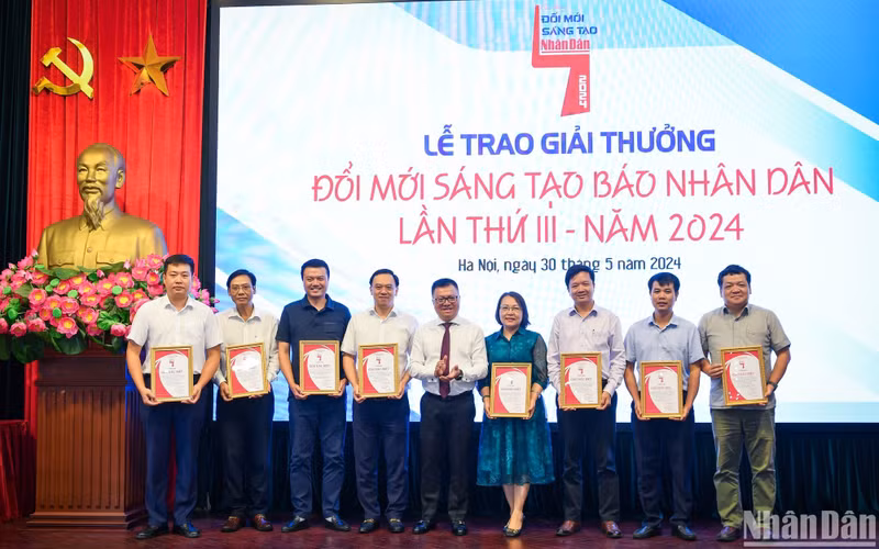 Quoc Minh otorga un premio especial a las unidades que coordinaron la ejecución del proyecto "Campaña de divulgación sobre el 70 aniversario de la Victoria de Dien Bien Phu y la exposición de pintura panorámica del ese evento histórico" Quoc Minh otorga un premio especial a las unidades que coordinaron la ejecución del proyecto "Campaña de divulgación sobre el 70 aniversario de la Victoria de Dien Bien Phu y la exposición de pintura panorámica del ese evento histórico"