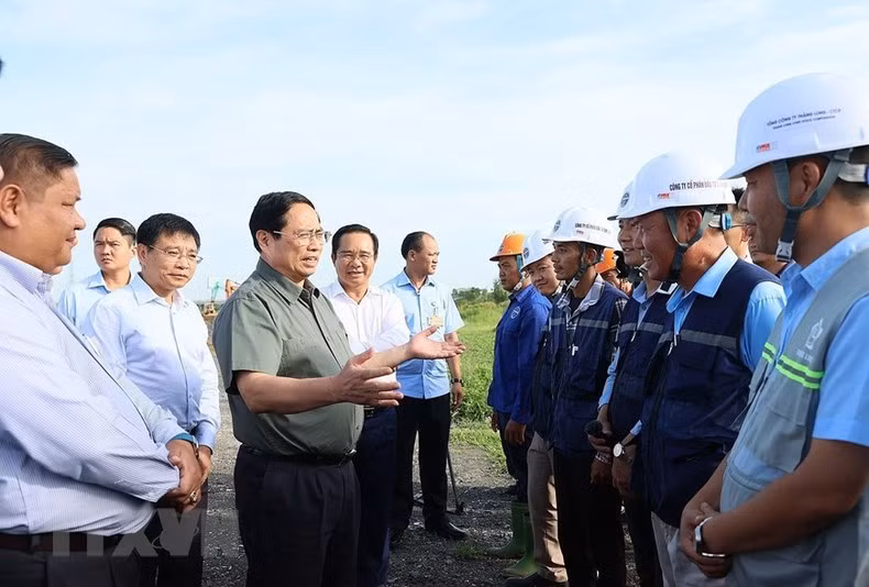 Minh Chinh inspecciona la construcción de la sección que cruza la provincia de Long An de la circunvalación 3. Minh Chinh inspecciona la construcción de la sección que cruza la provincia de Long An de la circunvalación 3.