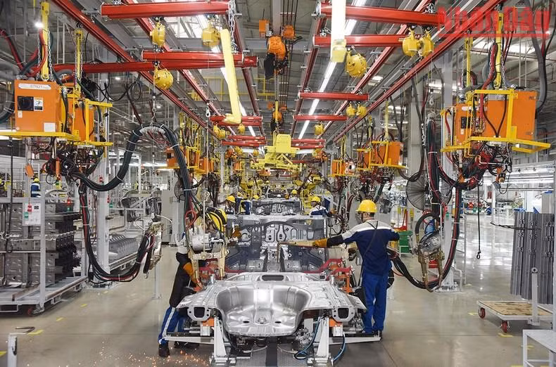 Línea de producción en la fábrica de automóviles Hyundai Thanh Cong.