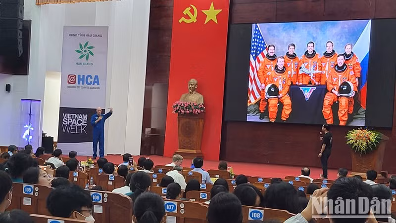 En la ceremonia inaugural de la Semana del Espacio de la NASA 2023 en Hau Giang.