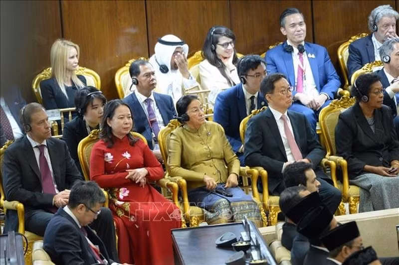La vicepresidenta de Vietnam Vo Thi Anh Xuan asiste al acto.