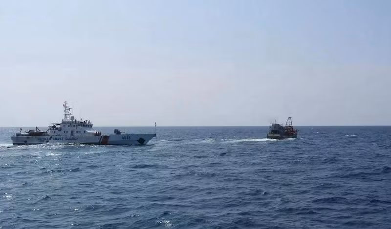Un barco del Comando de la Región 4 de la Guardia Costera patrulla en el mar (Foto: VNA)