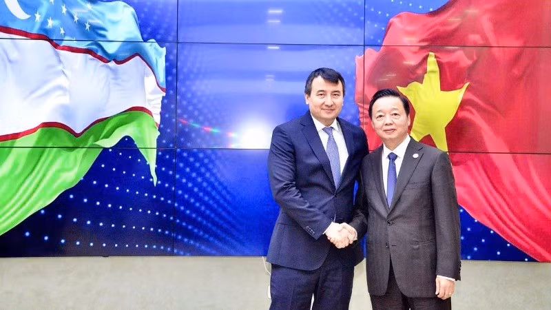 El viceprimer ministro vietnamita Tran Hong Ha sostiene conversaciones con su homólogo uzbeko Jamshid Khodjaev. (Foto: VNA)