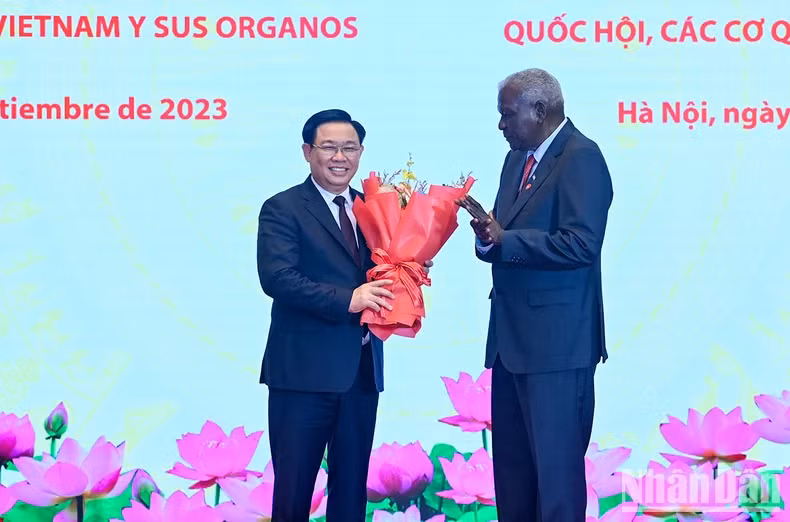 Esteban Lazo felicita a Dinh Hue. Esteban Lazo felicita a Dinh Hue.