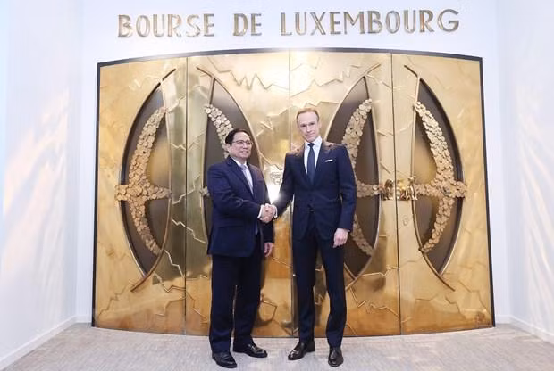El primer ministro Pham Minh Chinh (izquierda) y el presidente de LuxSE, Alain Kinsch (Fotografía: VNA)