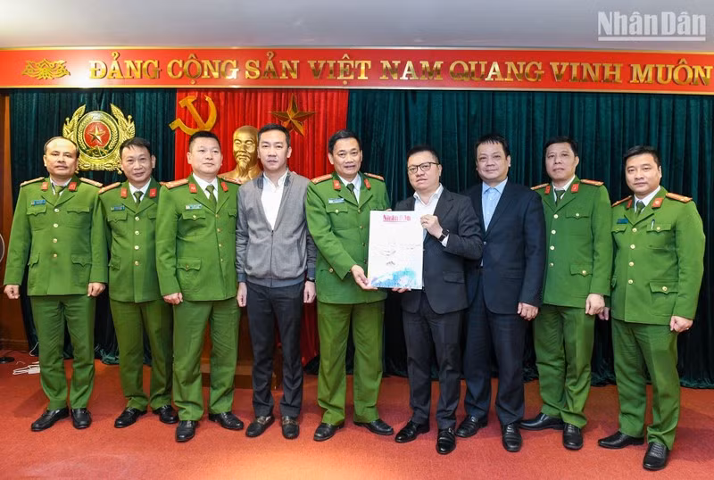 Quoc Minh y los oficiales y soldados del Departamento Policial de Investigación de los Delitos de Corrupción, Economía y Contrabando.