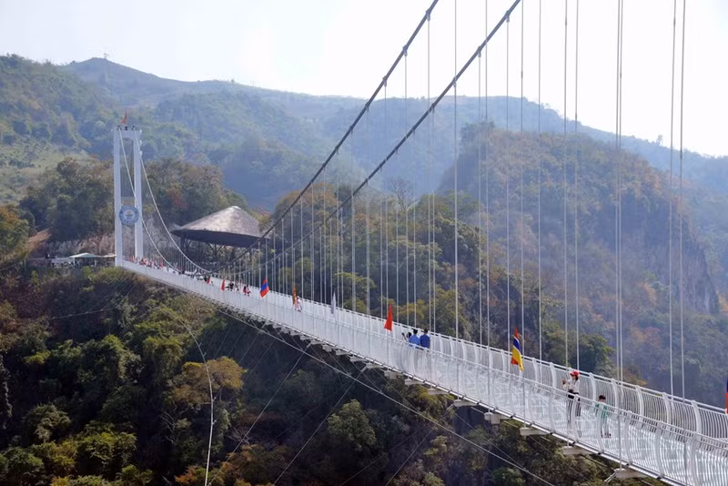 Muchos turistas visitan el Complejo turístico Moc Chau Island, especialmente el puente de cristal Bach Long. Muchos turistas visitan el Complejo turístico Moc Chau Island, especialmente el puente de cristal Bach Long.