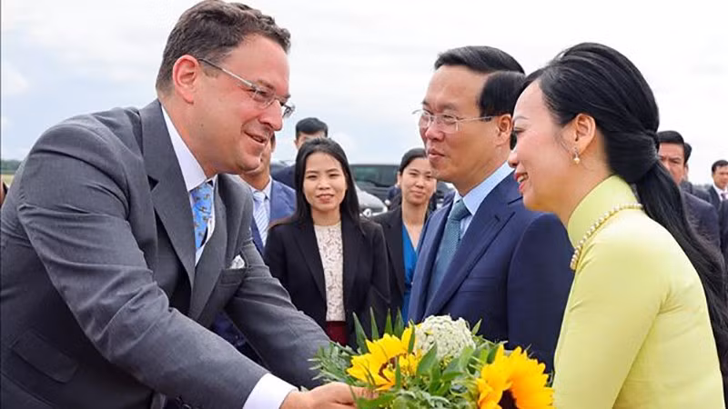 Despiden al presidente vietnamita, Vo Van Thuong, en el aeropuerto internacional de Viena (Fotografía: VNA)