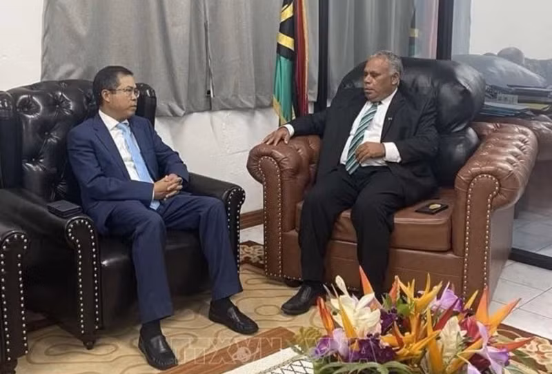 El embajador de Vietnam en Australia, concurrente en Vanuatu, Pham Hung Tam, se reúne con el primer ministro de Vanuatu, Jotham Napat. (Foto: VNA)