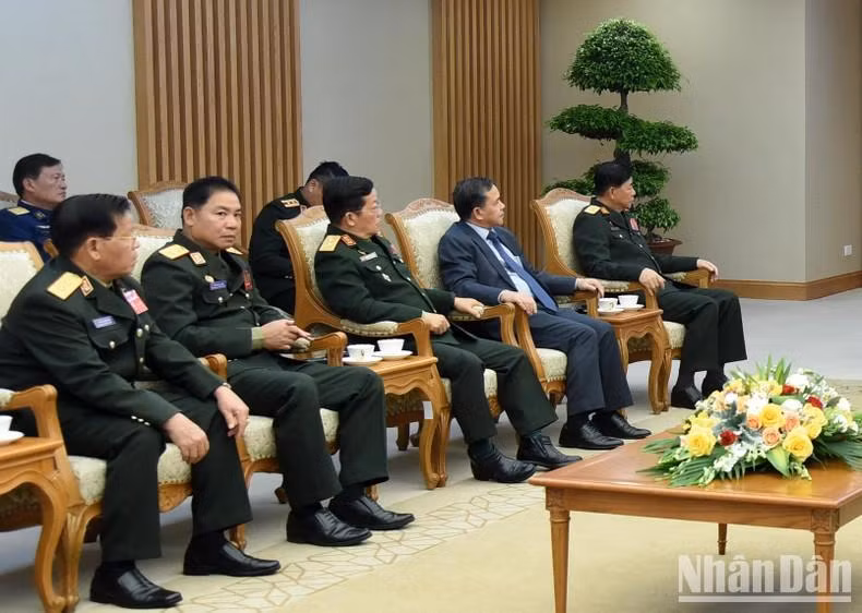 La delegación del Ministerio de Defensa de Laos en la reunión.