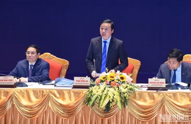 El viceprimer ministro Tran Hong Ha pronuncia un discurso.