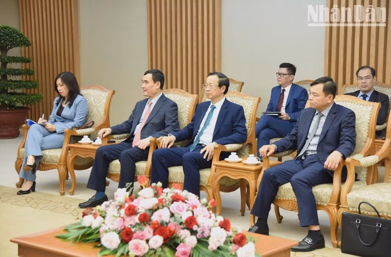Representantes de ministerios y agencias gubernamentales de Vietnam asistentes a la reunión.