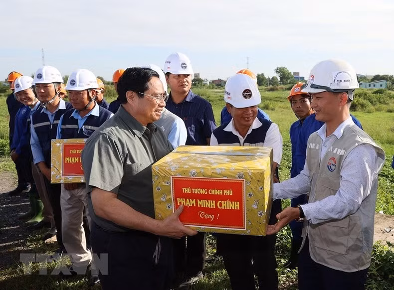Minh Chinh entrega obsequios a los obreros en el sitio. Minh Chinh entrega obsequios a los obreros en el sitio.