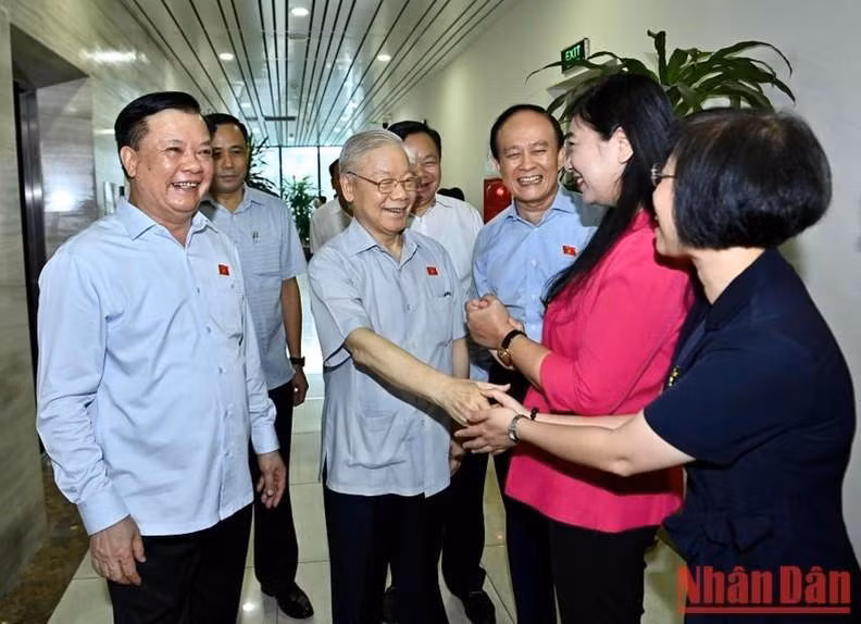 El secretario general del PCV, Nguyen Phu Trong, se reúne con los votantes en Hanói.