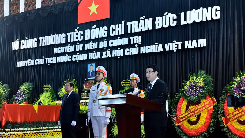 El presidente Luong Cuong pronuncia la Oración fúnebre. (Foto: VNA)