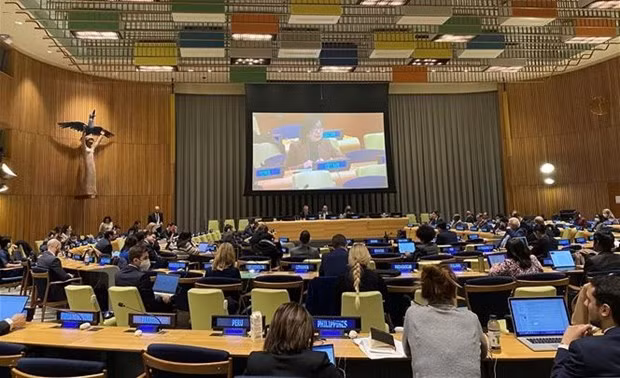 La embajadora Nguyen Phuong Tra, subjefa de la delegación de Vietnam ante la Organización de la ONU, interviene en la primera sesión de la cuestión de la representación equitativa y el aumento del número de los miembros del Consejo de Seguridad. (Fotografía: VNA)