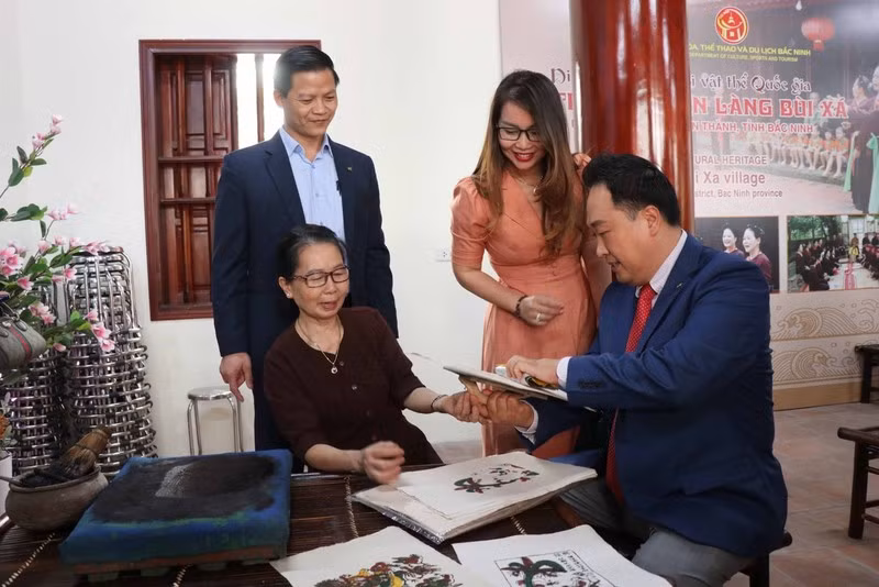 Delegados conocen el arte popular de la pintura Dong Ho.