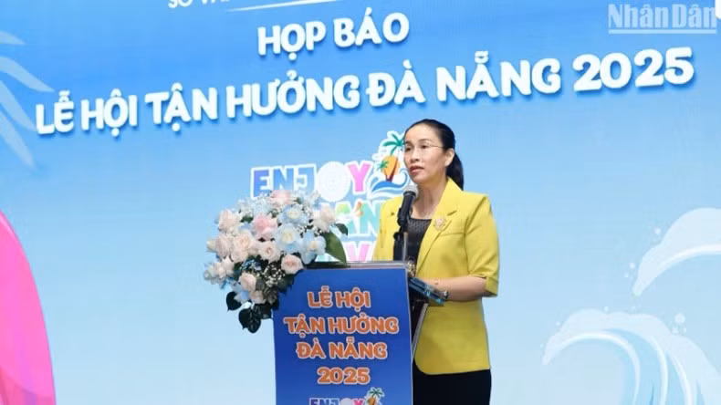 Nguyen Thi Anh Thi, vicepresidenta del Comité Popular de la ciudad de Da Nang, habla en la conferencia de prensa.