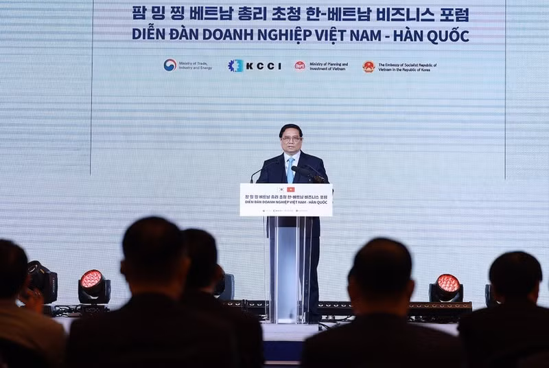 El primer ministro Pham Minh Chinh interviene en el Foro Empresarial Vietnam-Corea del Sur. (Foto: VNA)