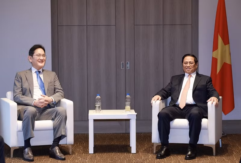 El primer ministro vietnamita, Pham Minh Chinh, recibe a Lee Jae Yong, presidente de Samsung. (Foto: VNA)