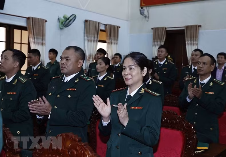 Oficiales y soldados dan la bienvenida al presidente Nguyen Xuan Phuc.
