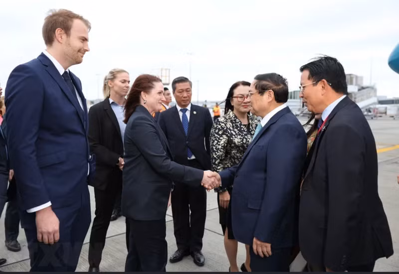 Funcionarios de Nueva Zelanda dan la bienvenida al primer ministro Pham Minh Chinh y a su esposa en el aeropuerto de Auckland.