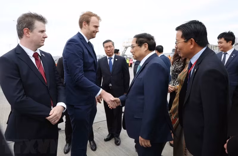 En la recepción al jefe de Gobierno vietnamita en el aeropuerto de Auckland.