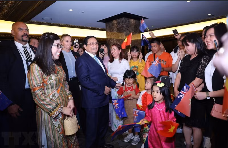 Minh Chinh conversa con compatriotas en Nueva Zelanda.