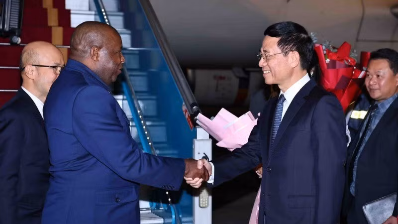 El ministro de Ciencia y Tecnología de Vietnam, Nguyen Manh Hung, recibe al presidente de Burundi, Évariste Ndayishimiye, y a su esposa en el Aeropuerto Internacional de Noi Bai, en Hanói. (Foto: Minh Duc/VNA)